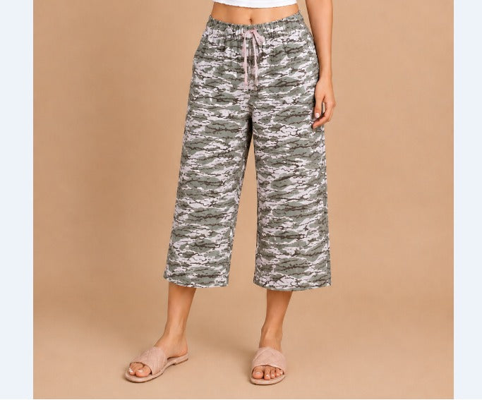 Title: Women’s Grey Camo Print Wide-Leg Capri Trouser